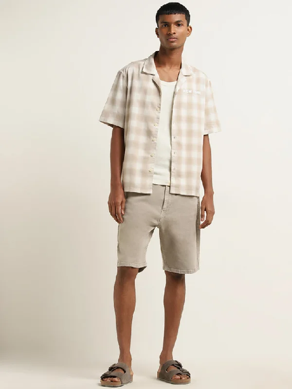 Men's denim shorts with a button - fly closure Nuon Beige Relaxed-Fit Mid-Rise Denim Shorts Men's denim shorts with a button - fly closure Nuon Beige Relaxed-Fit Mid-Rise Denim Shorts