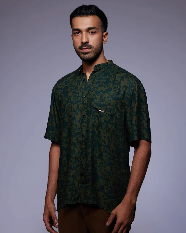 Men's Retro - Style Hawaiian Print Casual Shirts in Bold Patterns for a Tropical Vacation Green Camo Half-Sleeve Printed Shirt Men's Retro - Style Hawaiian Print Casual Shirts in Bold Patterns for a Tropical Vacation Green Camo Half-Sleeve Printed Shirt